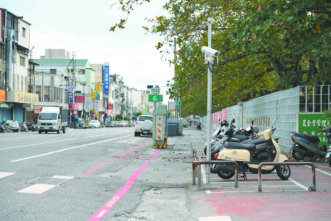 連結花蓮縣花蓮市、吉安鄉的建國路是學生通勤必經之路,近日花蓮高農校門前人行道改善工程將施工,市公所提醒用路人行經時注意安全。(花蓮市公所提供/王志偉花蓮傳真) image