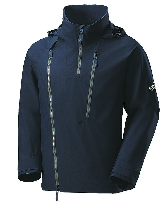 ECCO X White Mountaineering男士Goretex兩層騎行外套(午夜藍)。(ECCO提供) ECCO X White Mountaineering男士Goretex兩層騎行外套(午夜藍)。(ECCO提供)