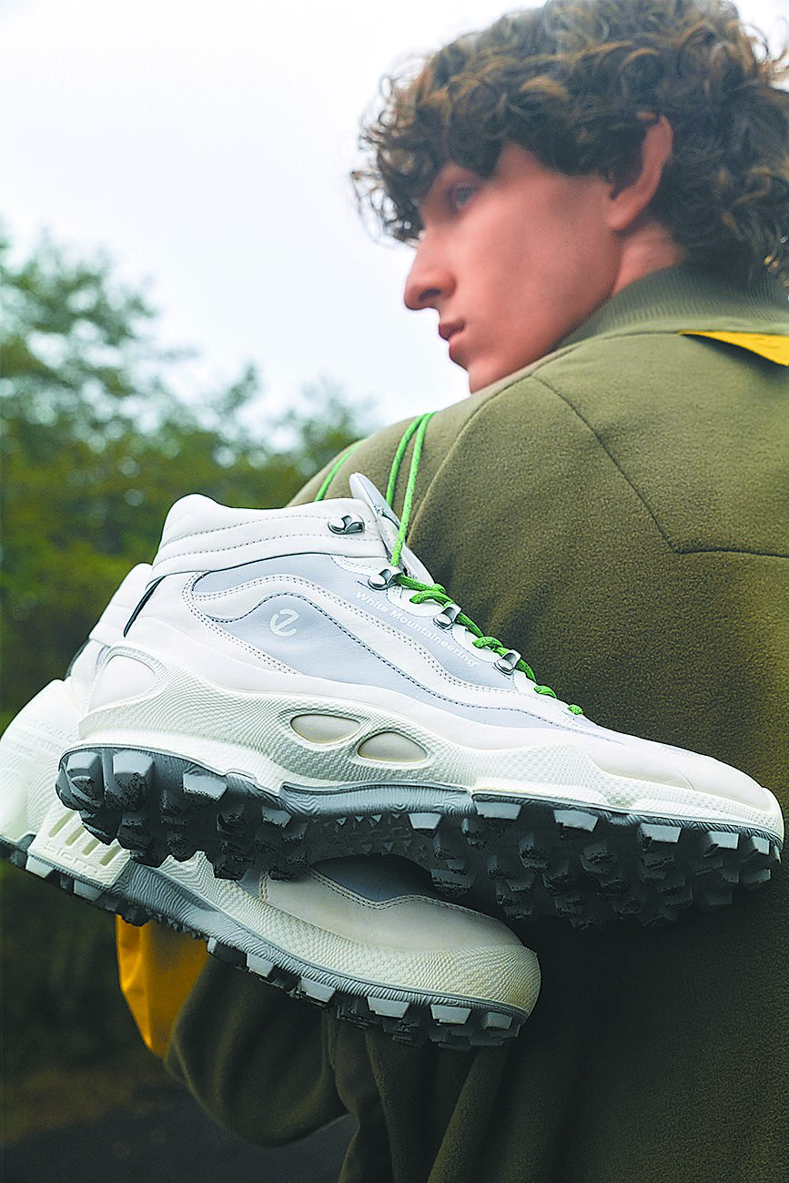 適逢ECCO BIOM鞋王家族發布15周年,ECCO本次限量聯名結合White Mountaineering主理人相澤陽介獨到的設計美學,嶄新演繹「BIOM C-TRAIL」及「BIOM 2.1 X MOUNTAIN」兩大熱門戶外運動鞋。(ECCO提供) 適逢ECCO BIOM鞋王家族發布15周年,ECCO本次限量聯名結合White Mountaineering主理人相澤陽介獨到的設計美學,嶄新演繹「BIOM C-TRAIL」及「BIOM 2.1 X MOUNTAIN」兩大熱門戶外運動鞋。(ECCO提供)