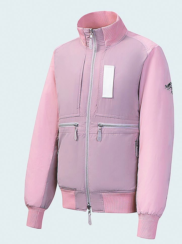 ECCO X White Mountaineering女士羽絨雙面穿飛行外套(灰粉色)。(ECCO提供) ECCO X White Mountaineering女士羽絨雙面穿飛行外套(灰粉色)。(ECCO提供)