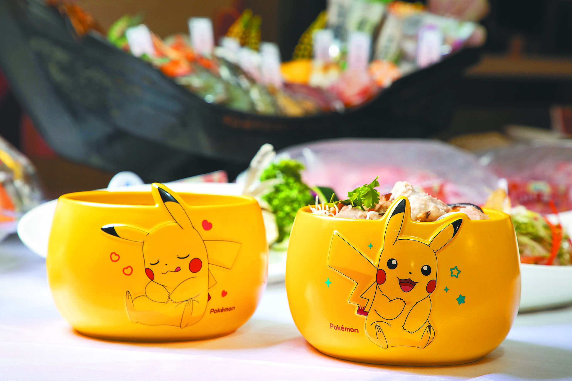 家樂福老協珍芋頭炊粉、佛跳牆附皮卡丘造型甕,888元至1288元。(家樂福提供) 家樂福老協珍芋頭炊粉、佛跳牆附皮卡丘造型甕,888元至1288元。(家樂福提供)