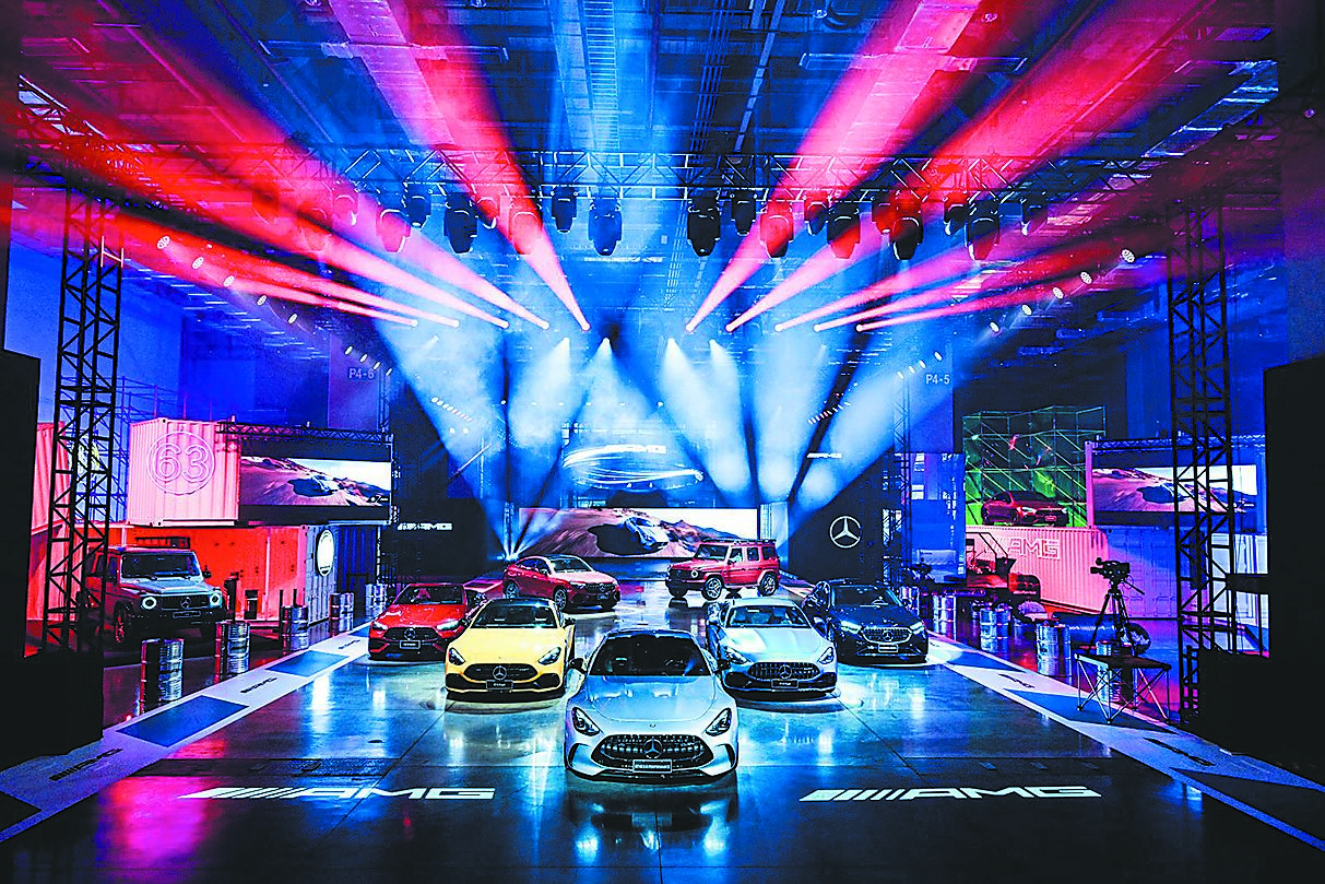 立委提案進口車關稅降至零,經濟部示警2031年恐無國產車。圖為台灣賓士發表AMG高性能車款的盛大場面。(台灣賓士提供/黃琮淵台北傳真) image