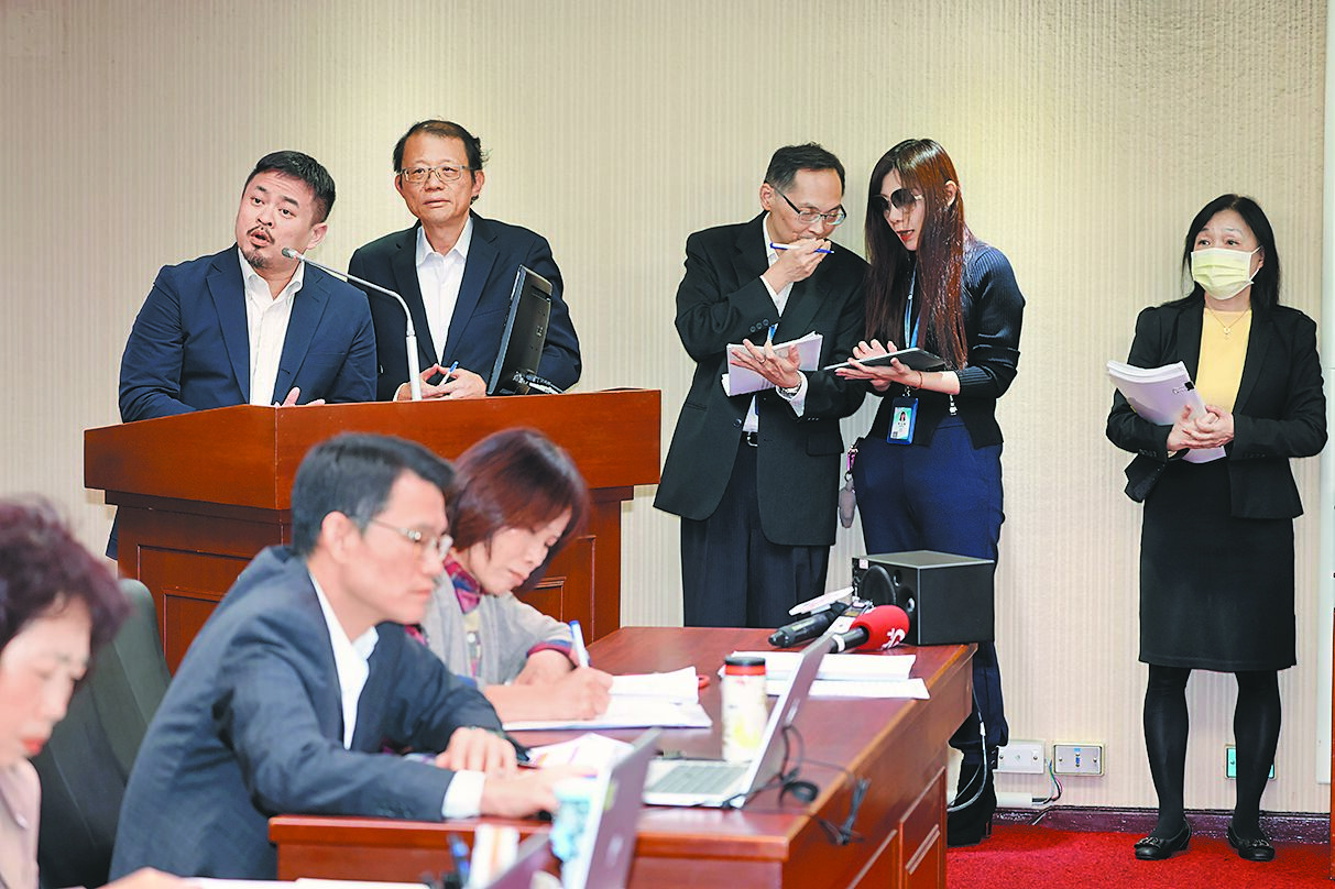 勞動部勞動力發展署北分署霸凌案衍生發現就安基金有濫用嫌疑,勞動部長洪申翰(左一)9日表示,有部分項目確實不適用就安基金,會檢討、強化基金的監理性。(鄧博仁攝) image