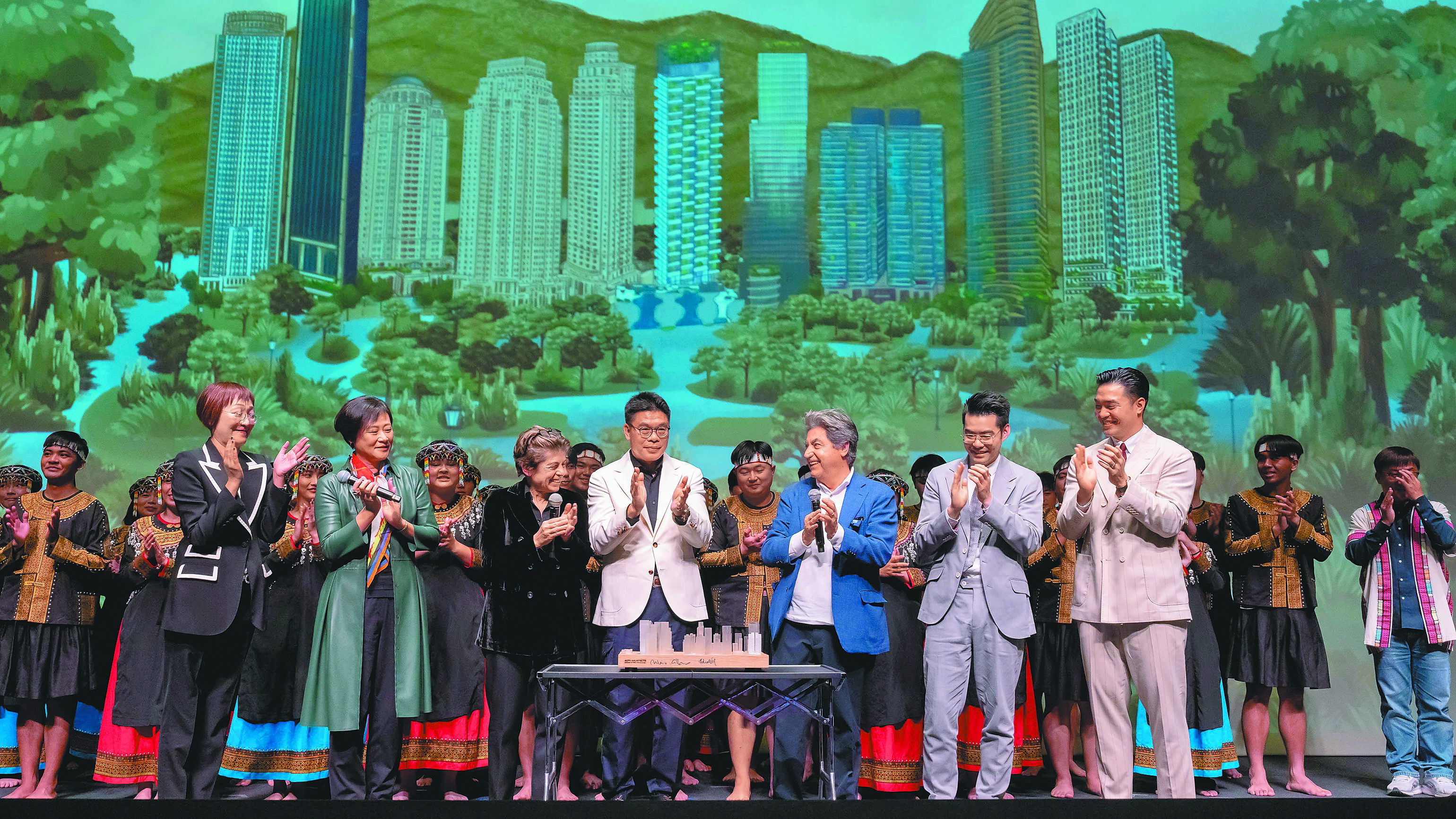 聯聚文教基金會日前以「Sculpting the City 美學造市」為主題,邀請ACPV ARCHITECTS兩位創辦人Antonio Citterio、Patricia Viel,與聯聚創辦人江韋侖,共同探討建築設計如何影響城市美學。(王莫昀攝) image