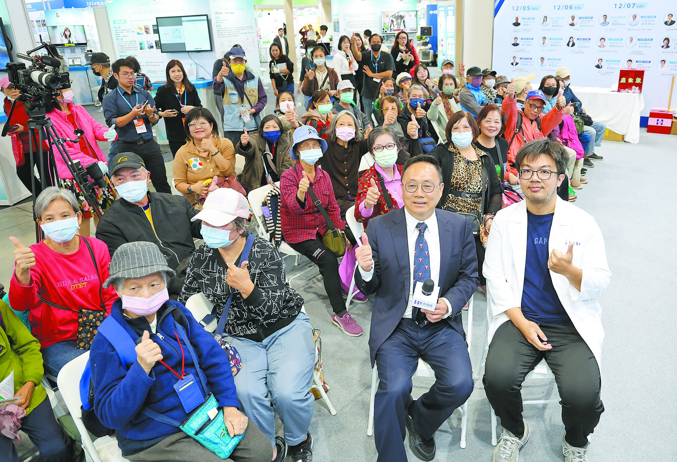 新光醫院骨科主任釋高上(右二)、復健科醫師林於廷(右一)在新光醫院醫療講座上,淺談膝關節炎保養及幹細胞再生治療。(鄧博仁攝) image