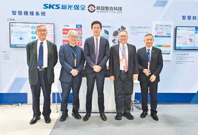 新保智慧醫療點亮安心生活,圖為新光保全董事長吳昕東(中)、新光保全總經理洪國超(右二)暨事業群主管。(新光保全提供) image
