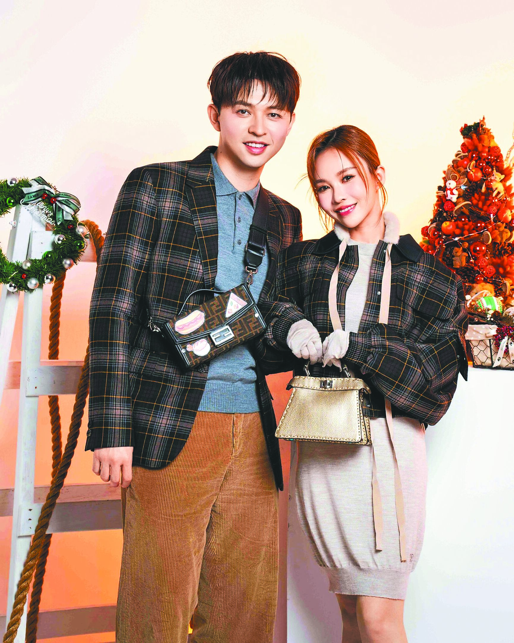 李子森(左)、杜忻恬今年多了主持人的身分,兩人也因好默契而組成森恬CP。(石智中攝/服裝、包、鞋為FENDI提供) image