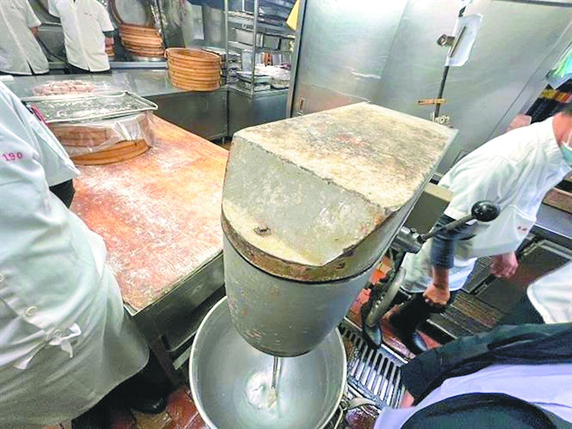 兄弟大飯店梅花廳驚傳有民眾食物中毒,台北市衛生局16日稽查,現場發現攪拌機外觀生鏽。(台北市衛生局提供/謝佳君台北傳真) image