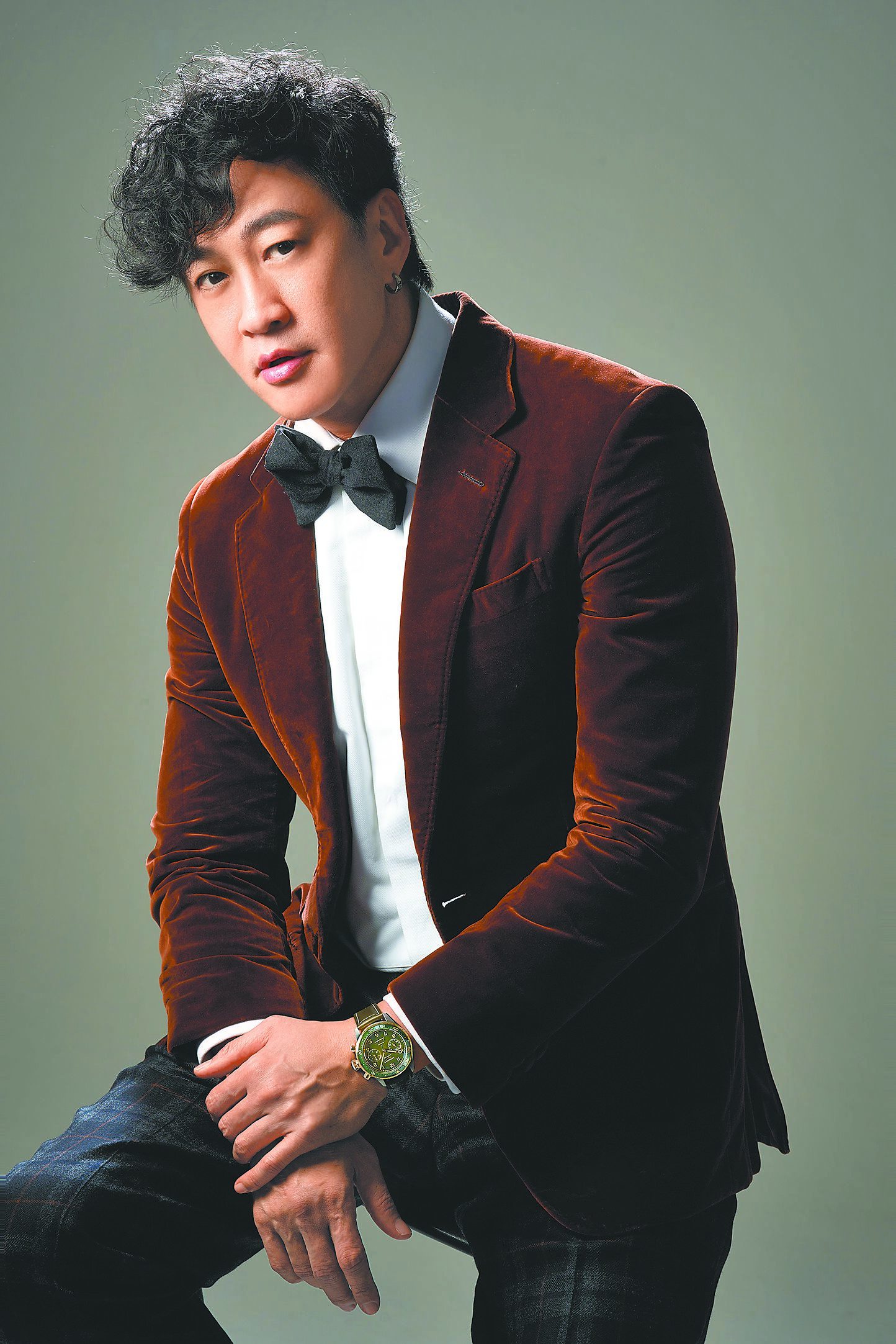 何潤東穿上深棕色天鵝絨禮服,搭配Longines綠面飛返計時Flyback腕表,顯得沉穩內斂。(JOJ Photo攝,服裝提供/Dunhill) image