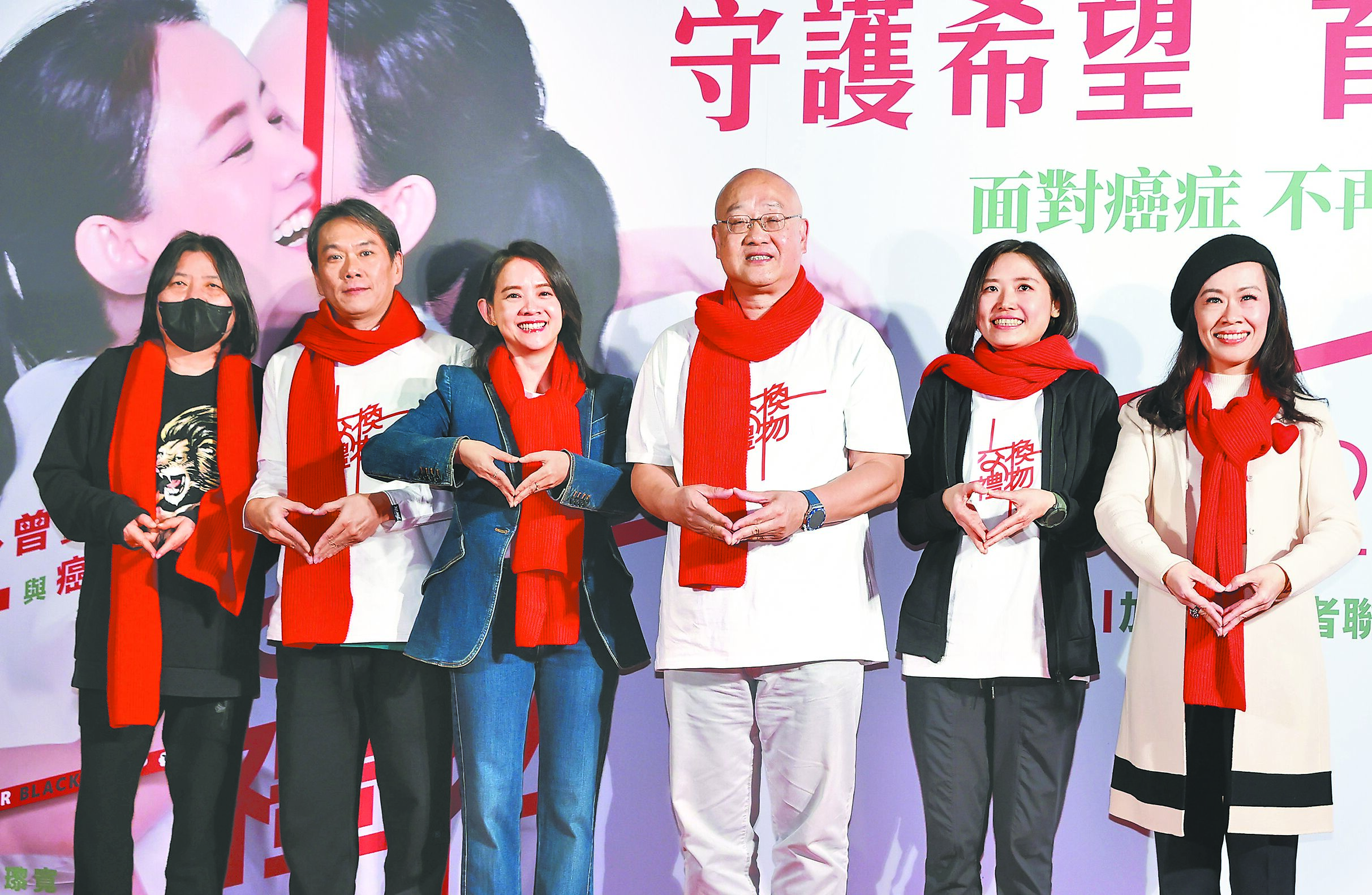 曾寶儀(左三)與導演男友林明謙(左二)17日舉行《交換禮物》首映會,左一為出品人邱瓈寬,右起為癌友家屬文蓓蓓、康復癌友Olga、Sam哥。(陳俊吉攝) image