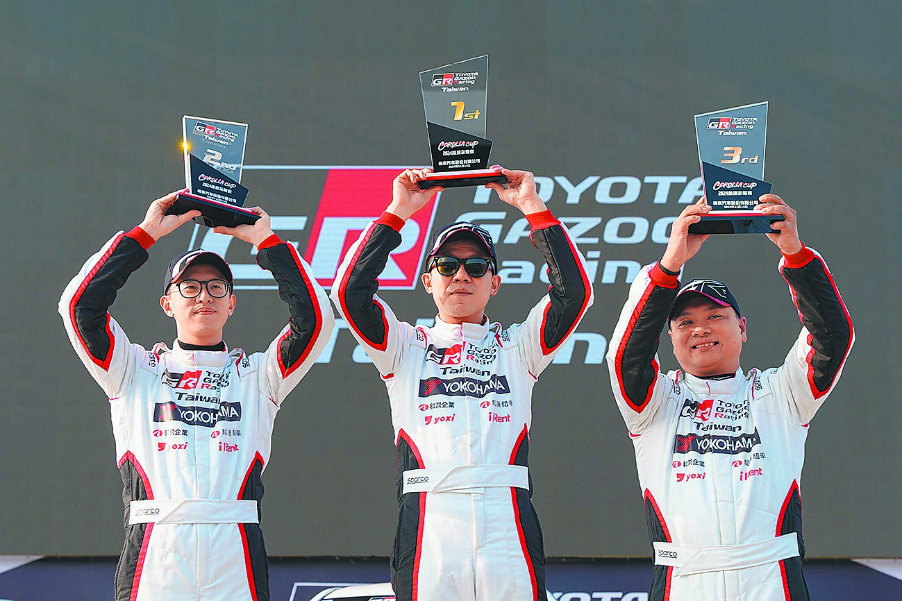 Corolla Cup統規示範賽由12位專業車手同場競技,前三名得主─蘇彥銘(中)、高子隆(左)、劉威志(右)。(和泰汽車提供) Corolla Cup統規示範賽由12位專業車手同場競技,前三名得主─蘇彥銘(中)、高子隆(左)、劉威志(右)。(和泰汽車提供)