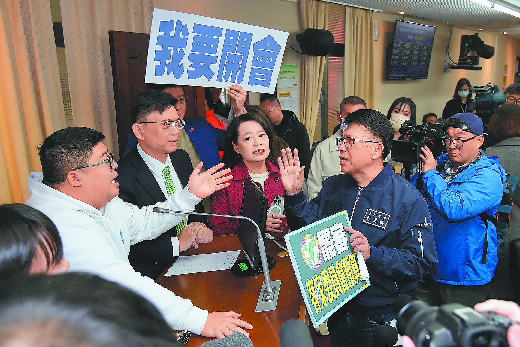 立法院內政委員會19日審查客委會預算,擔任召委的國民黨立委徐欣瑩遲遲未現身,國民黨宣稱徐身體不適,改由立委黃建賓代理召委,引發民進黨立委不滿,國民黨立委林思銘(右二)不滿民進黨罷審客委會預算,與民進黨立委蔡易餘(左一)爭論議事規則。(黃世麒攝) image