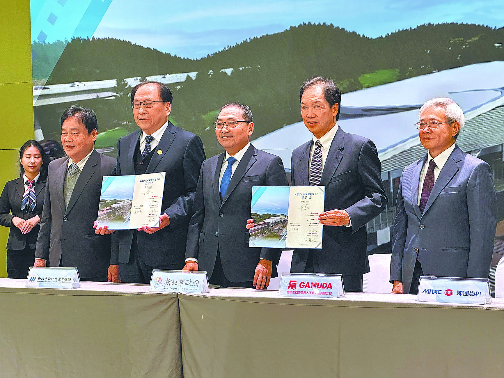 新北市捷運局長李政安(左二)與施工廠商19日在新北市長侯友宜(左三)見證下,簽署捷運汐東線統包工程契約,預計2025年3月開工。(高鈞麟攝) image
