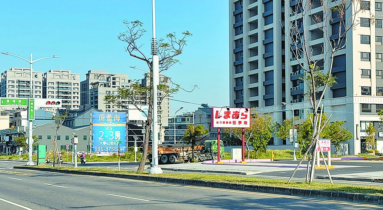 台積電進駐高雄楠梓,帶動當地房地產暢旺,圖左為房地產廣告看板。(林瑞益攝) image