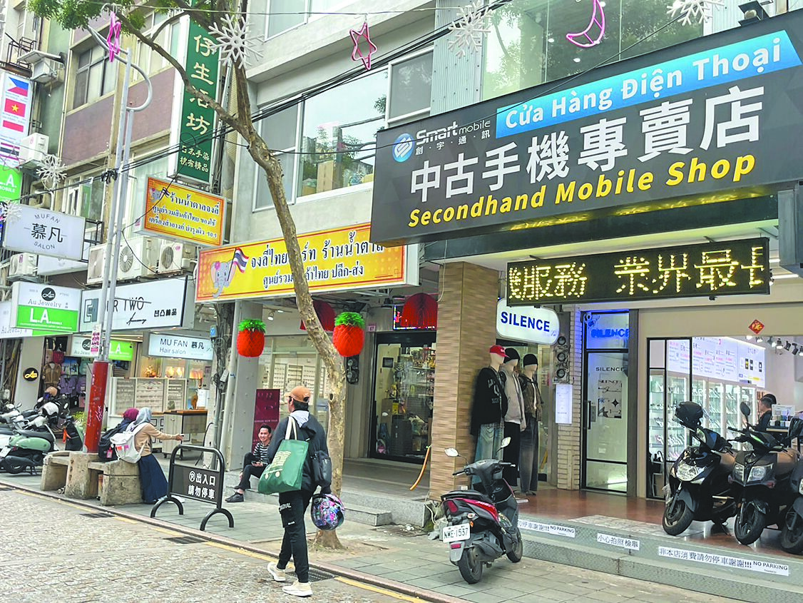 桃園市中壢產業園區移工占比人數多,中壢火車站周遭發展出特有的東南亞街區文化。(呂筱蟬攝) image