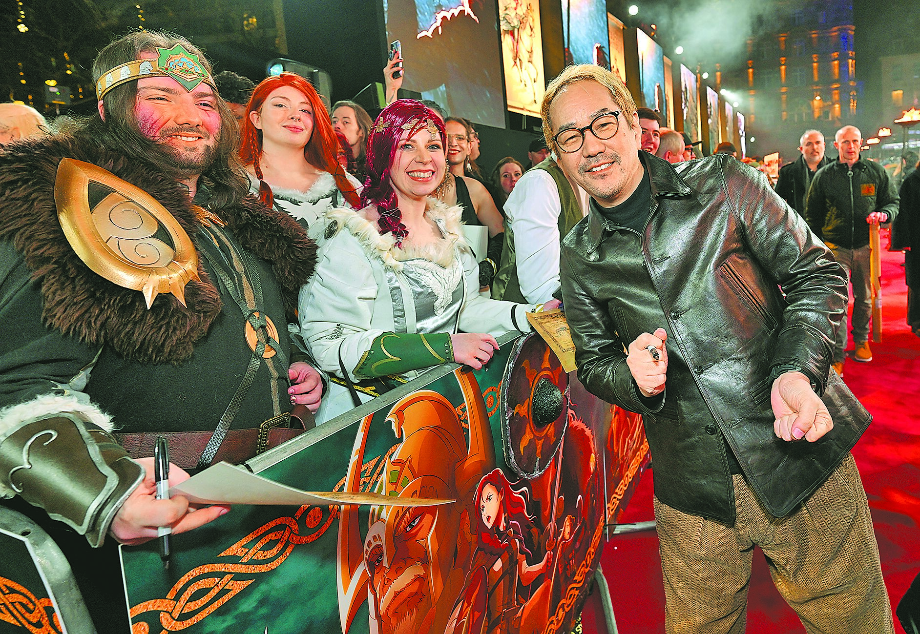 《魔戒:洛汗人之戰》日本導演神山健治(右)日前出席倫敦世界首映會。(華納兄弟提供) 《魔戒:洛汗人之戰》日本導演神山健治(右)日前出席倫敦世界首映會。(華納兄弟提供)