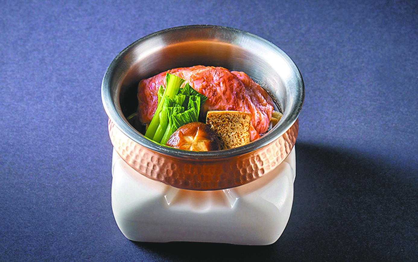 主菜特別選用美福招牌鮮嫩和牛片,推出「和牛壽喜燒小鍋」。(台北美福大飯店提供) image