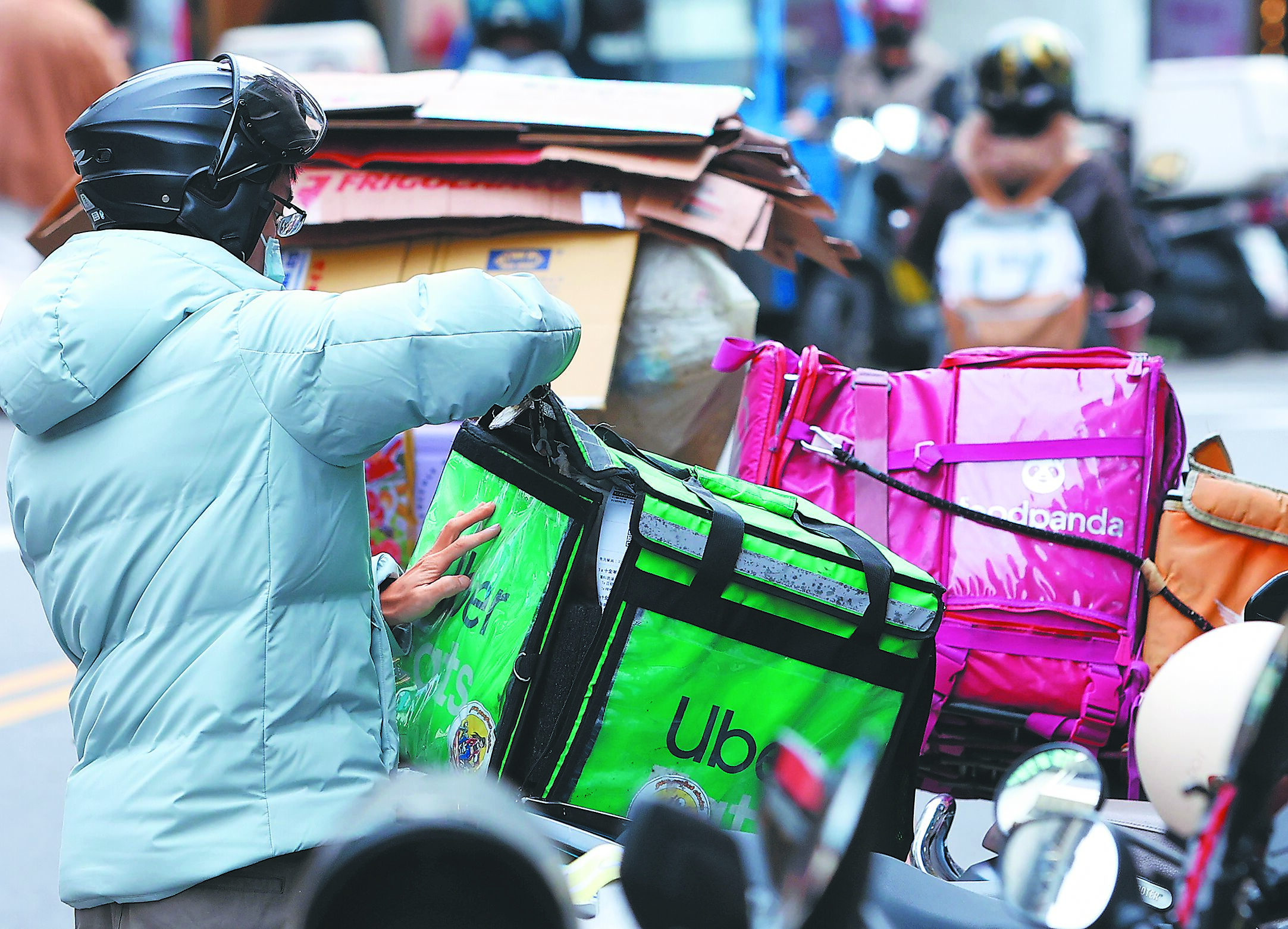 公平會25日決議,否決UberEats、foodpanda台灣合併案,圖為外送員外送情形。(陳俊吉攝) image