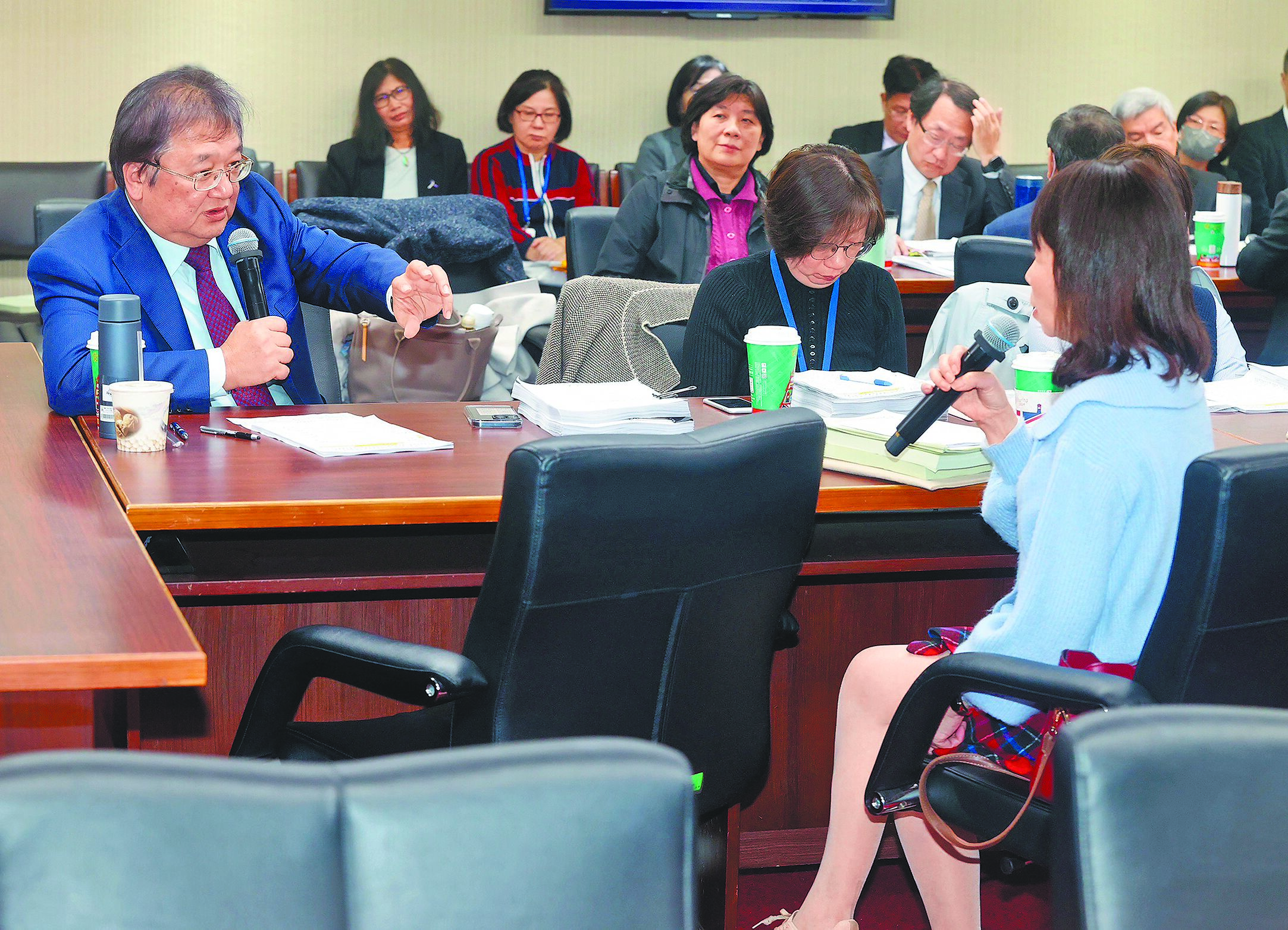民眾黨團不滿衛福部霸凌案報告,立委陳昭姿(右)要求衛福部長邱泰源(左)道歉並重啟調查,邱泰源強調一切依法辦理。(劉宗龍攝) image