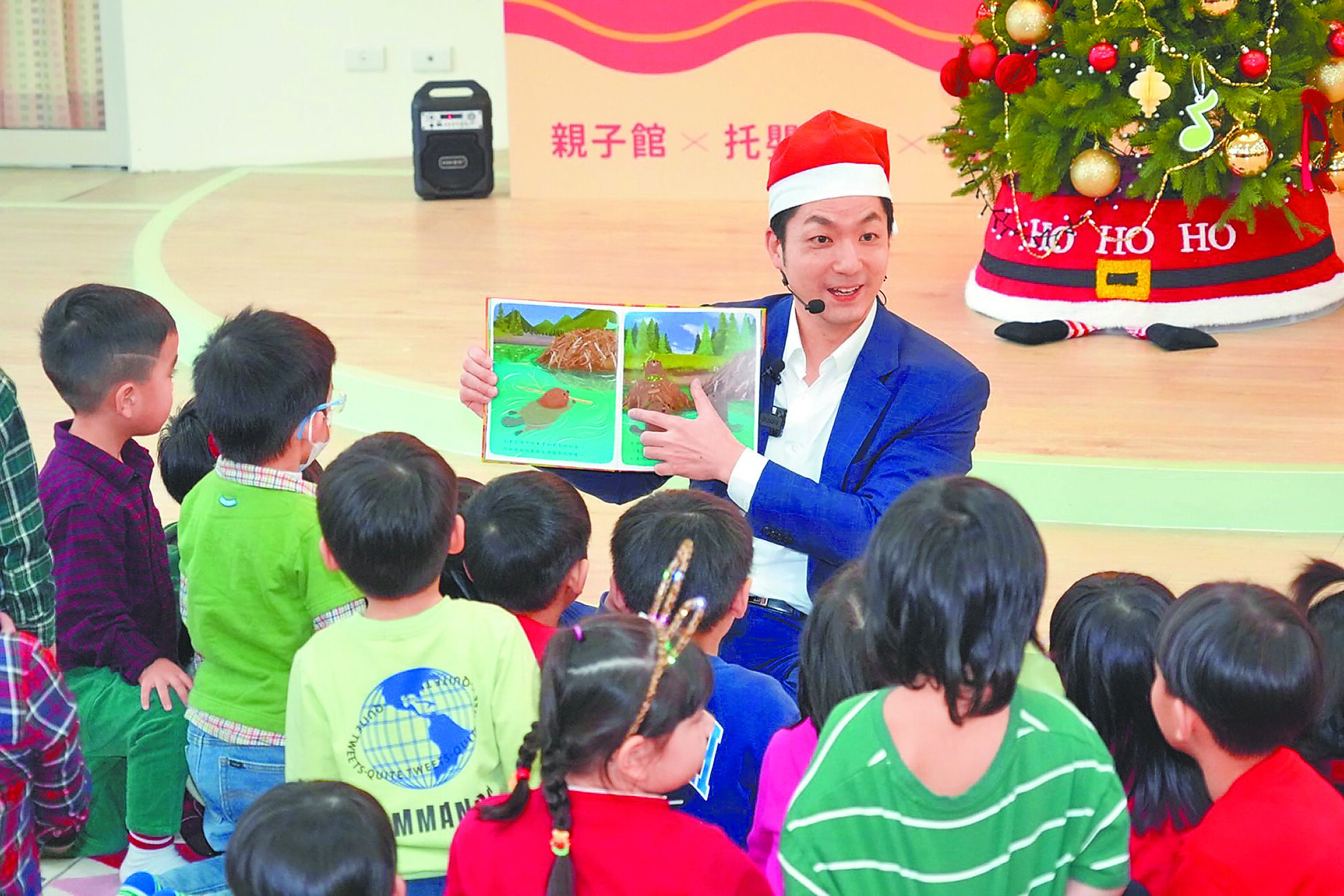 台北市長蔣萬安25日前往文山區親子館視察,並說故事給孩童聽、準備鮮奶當作小禮物。(台北市政府提供/劉彥宜台北傳真) image