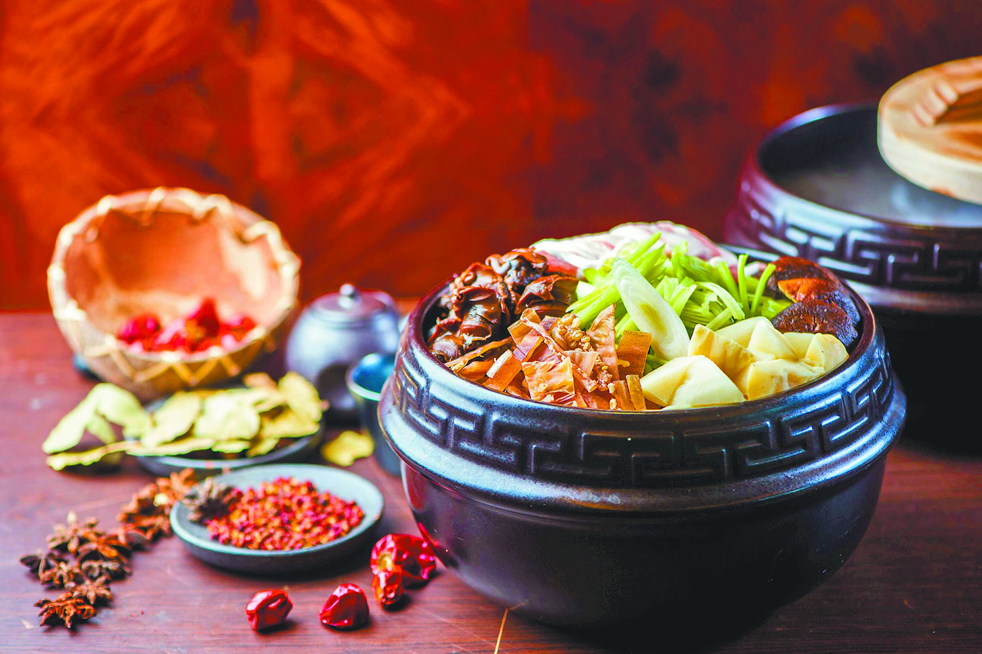 「福蛇迎春」年菜外帶品項多,合菜或單點通通有,滿足民眾過節不同需求。圖為「魷魚螺肉蒜」。(大地酒店提供) image