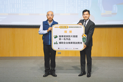 和潤企業推動機車道安成果豐碩,由和潤企業副總林瑞基(右)捐贈年度成果給交通部公路局主祕林義勝(左)。(和潤提供) image