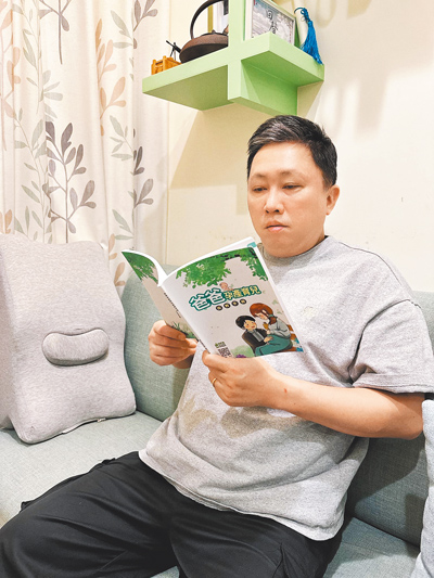 趙正平56歲當爸,認真研讀育兒知識。(摘自趙正平臉書) image