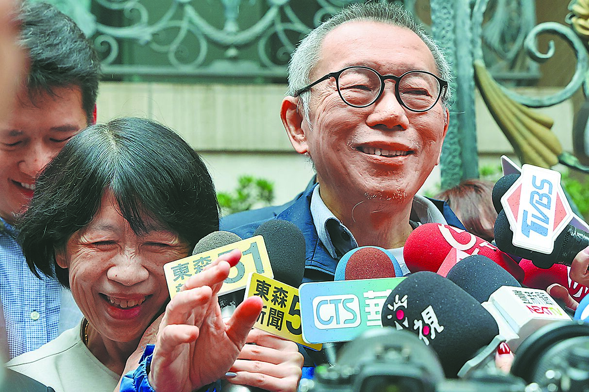 北檢偵結前台北市長柯文哲涉京華城與政治獻金案,北院27日裁定交保,柯完成交保後返家,妻子陳佩琪(左)出門迎接,受訪時陳緊貼身邊,柯則露出久違的笑容。(鄧博仁攝) image