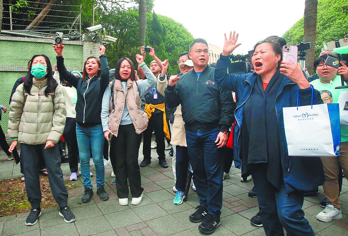 北院裁定柯文哲交保,支持者們得知柯完成交保離開法院後,激動開心落淚。(趙雙傑攝) image