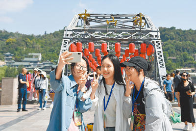 台灣青年重走古絲綢之路,在蘭州中山橋留影。(中新社) image