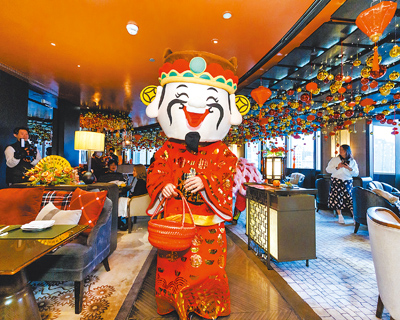 飯店業者預計於1月29日大年初一,安排財神爺於用餐時段現身各餐廳,發送開運糖。(台北遠東香格里拉提供) image