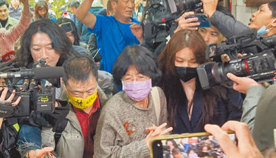 前民眾黨主席柯文哲因涉京華城案,雖兩度交保,但仍於2日遭台北地方法院裁定羈押禁見,3日重返北所當天,其妻子陳佩琪(前排中)下午現身北所,寄送物資給柯文哲,不過其衣物相較於旁人來看相對少,身影也略顯憔悴。(賀培晏攝) image