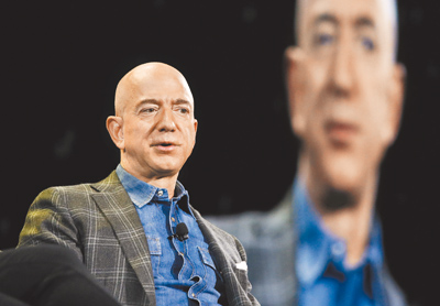 全球排名第二的富豪貝佐斯(見圖)旗下「藍源」預計8日凌晨發射軌道運載火箭,宣告挑戰全球首富馬斯克所主導的商業太空競賽市場地位。(美聯社) 全球排名第二的富豪貝佐斯(見圖)旗下「藍源」預計8日凌晨發射軌道運載火箭,宣告挑戰全球首富馬斯克所主導的商業太空競賽市場地位。(美聯社)