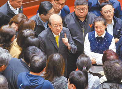 民進黨立法院黨團總召柯建銘4日深夜在臉書發千字文談「雙罷」,僅零星綠委喊加油。圖為柯與黨團成員。(本報資料照片) image