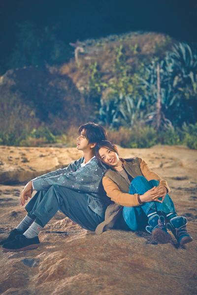 《不如海邊吹吹風》中的陳柏霖(左)和郭雪芙在海邊感受到彼此的真心。(大川大立提供) 《不如海邊吹吹風》中的陳柏霖(左)和郭雪芙在海邊感受到彼此的真心。(大川大立提供)