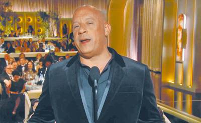 馮迪索6日出席金球獎,上台頒獎時突然和底下的巨石強森打招呼。(截自Youtube Golden Globes ) 馮迪索6日出席金球獎,上台頒獎時突然和底下的巨石強森打招呼。(截自Youtube Golden Globes )