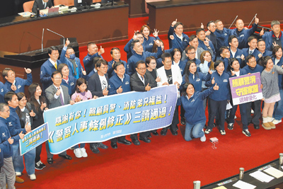 立法院7日三讀通過《警察人員人事條例》修正案。(黃世麒攝) image