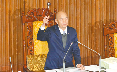 立法院長韓國瑜敲下議事槌,三讀通過《警察人員人事條例》修正案,《公務人員退休資遣撫卹法》修正法案,將於下會期續推。(黃世麒攝) image