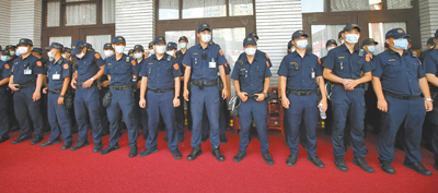 民進黨執政南部縣市,從警者不少,民進黨狂打警消退撫議題,必須小心政治後座力。圖為警方駐守立院議場外。(本報資料照片) image