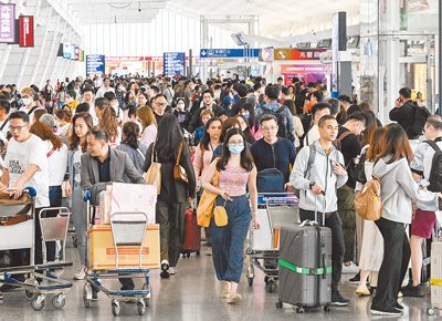 春節9天連續假期國人瘋出國,航空公司機票、旅行社行程已賣出約9成。圖為桃機。(本報資料照片) image