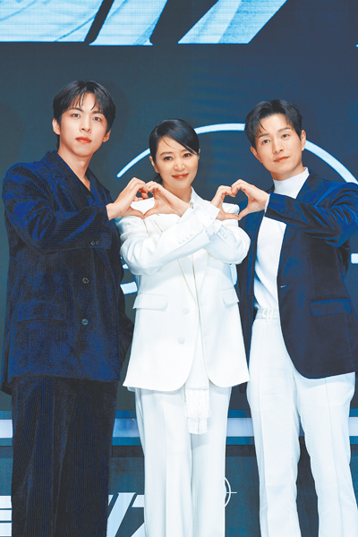 朱鐘赫(左起)、金憓秀、鄭星一8日出席《揭密最前線》記者會俏皮合比愛心。(Disney+提供) image