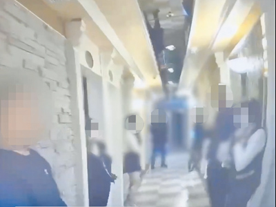 台中市北區某養生會館暗藏春色,中市警二分局近日前往掃蕩,當場查獲逾10組顧客與女子正「翻雲覆雨」。(民眾提供/潘虹恩台中傳真) image