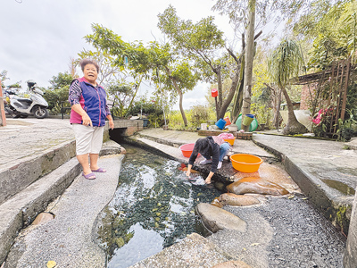 白鷺里的水井仔浣衣池是地底湧泉,成在地人浣衣取水據點,有逾200年歷史。(蔡依珍攝) 白鷺里的水井仔浣衣池是地底湧泉,成在地人浣衣取水據點,有逾200年歷史。(蔡依珍攝)