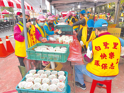「蕃薯嘉年華」販售各類地瓜製品,有吃又有拿,每年都吸引逾3000人響應。(黃慶玉提供/蔡依珍桃園傳真) 「蕃薯嘉年華」販售各類地瓜製品,有吃又有拿,每年都吸引逾3000人響應。(黃慶玉提供/蔡依珍桃園傳真)