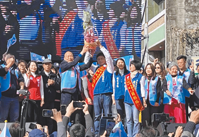 南投縣草屯鎮長補選將在18日投票,立法院長韓國瑜(前排左)12日為國民黨候選人簡賜勝(前排右)站台,送上「好彩頭」呼籲草屯大團結。(張妍溱攝) image