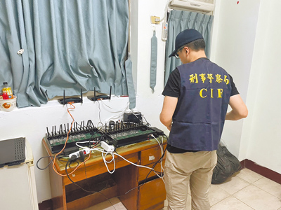 刑事局電信偵查大隊在新竹破獲利用「數位式移動節費設備DMT」的詐騙電話轉接機房。(警方提供/林郁平台北傳真) image