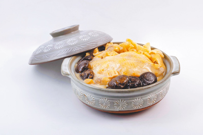 「濃湯花膠砂鍋雞」內含珍貴食材花膠、瑤柱,並以全雞熬煮出乳白色的濃純湯底。(漢來美食提供) 「濃湯花膠砂鍋雞」內含珍貴食材花膠、瑤柱,並以全雞熬煮出乳白色的濃純湯底。(漢來美食提供)