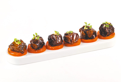 「紅酒炆和牛肉」滑嫩的和牛肉以紅酒慢火細炆,融合了肉香與香甜酒氣。(漢來美食提供) 「紅酒炆和牛肉」滑嫩的和牛肉以紅酒慢火細炆,融合了肉香與香甜酒氣。(漢來美食提供)