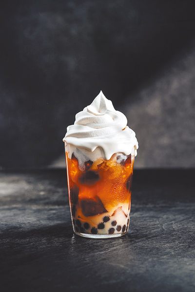 「搖滾拿鐵」可從絲滑霜緹中品出茶香,還有咀嚼控最愛的豐富配料,單杯售價180元。(BLIKE提供) 「搖滾拿鐵」可從絲滑霜緹中品出茶香,還有咀嚼控最愛的豐富配料,單杯售價180元。(BLIKE提供)