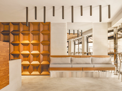 「BLIKE」店內設置面窗桌椅、小茶几等,宛如網美咖啡廳,充滿設計感的門店,吸引消費者搶拍打卡。(BLIKE提供) 「BLIKE」店內設置面窗桌椅、小茶几等,宛如網美咖啡廳,充滿設計感的門店,吸引消費者搶拍打卡。(BLIKE提供)